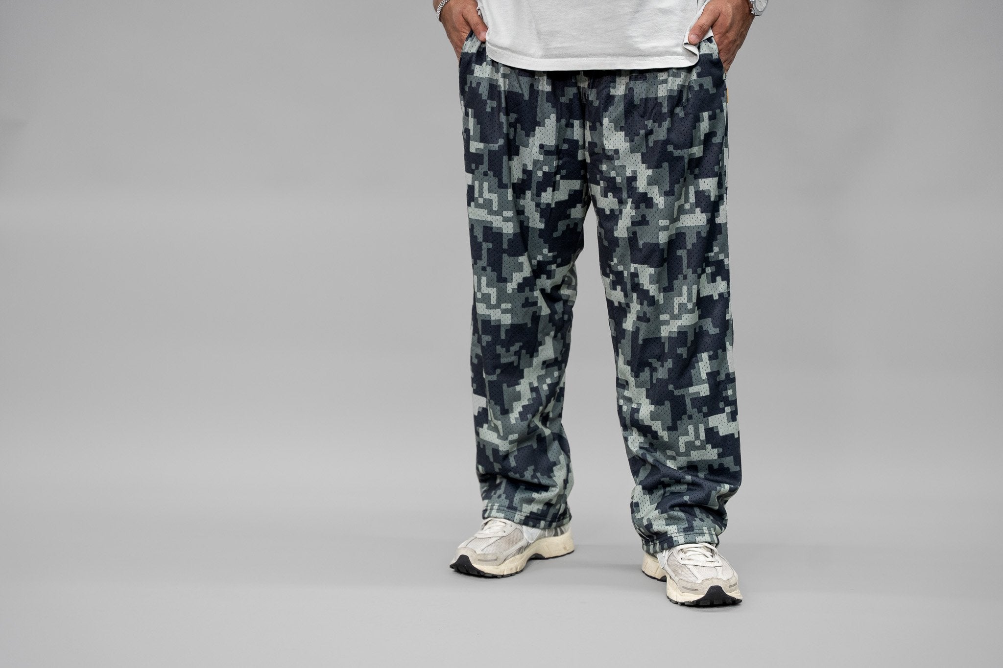 Mesh pants hero, desktop